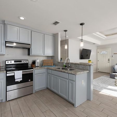 Cozy 3 Bed 2 Bath Apartment, Near Shopping Plazas, Expressway And Free Parking エディンバーグ エクステリア 写真