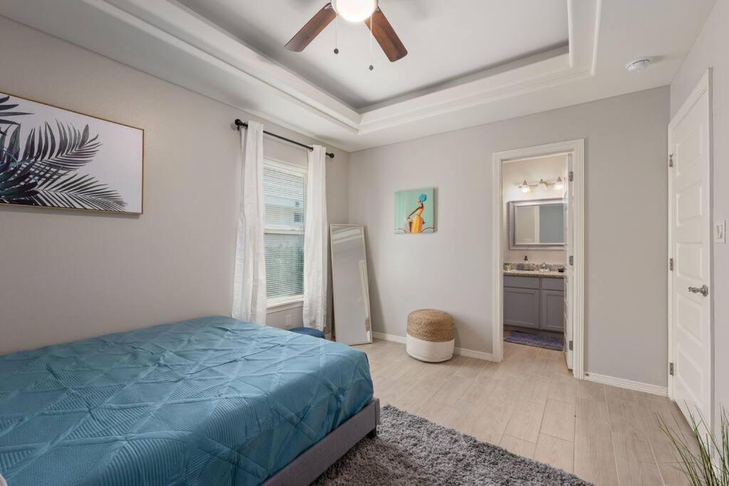 Cozy 3 Bed 2 Bath Apartment, Near Shopping Plazas, Expressway And Free Parking エディンバーグ エクステリア 写真