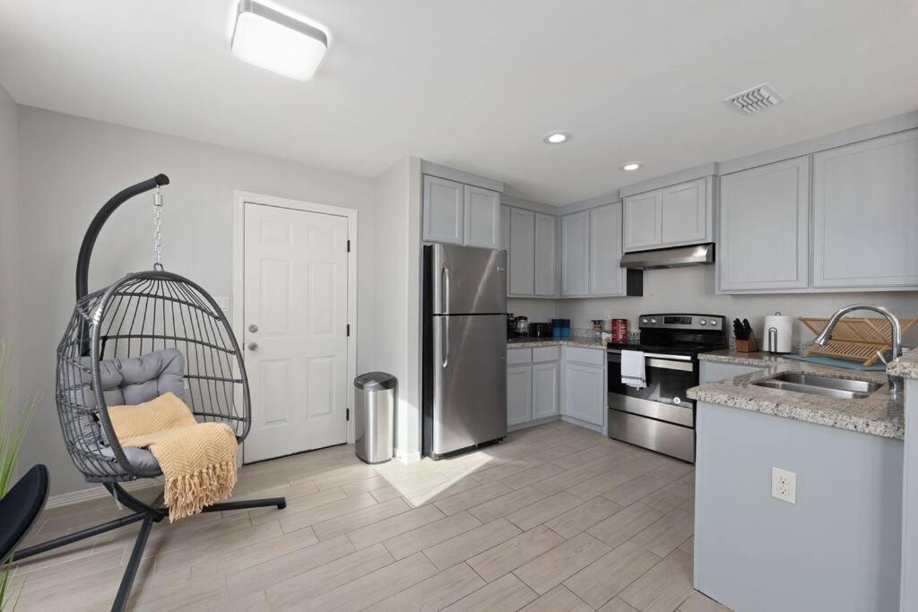 Cozy 3 Bed 2 Bath Apartment, Near Shopping Plazas, Expressway And Free Parking エディンバーグ エクステリア 写真