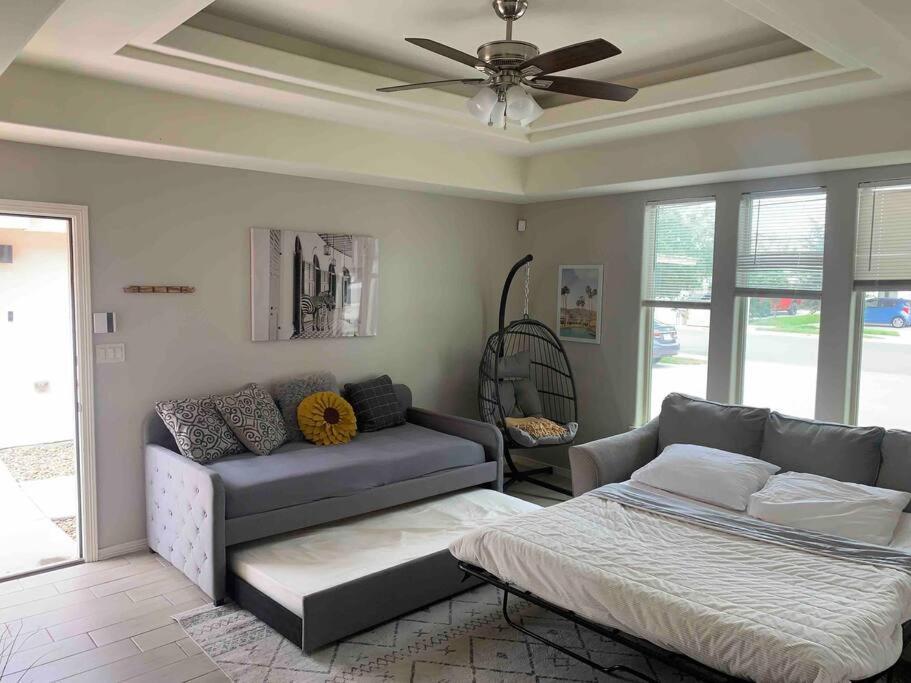 Cozy 3 Bed 2 Bath Apartment, Near Shopping Plazas, Expressway And Free Parking エディンバーグ エクステリア 写真