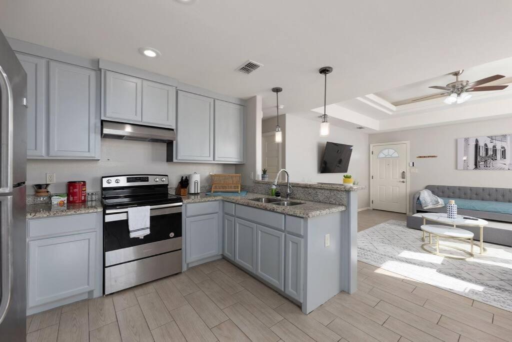 Cozy 3 Bed 2 Bath Apartment, Near Shopping Plazas, Expressway And Free Parking エディンバーグ エクステリア 写真