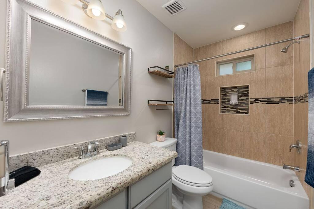 Cozy 3 Bed 2 Bath Apartment, Near Shopping Plazas, Expressway And Free Parking エディンバーグ エクステリア 写真